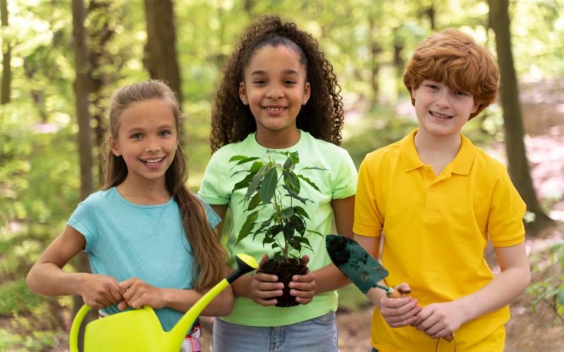 Niños cuidando el planeta: proyectos escolares que inspiran en América Latina
